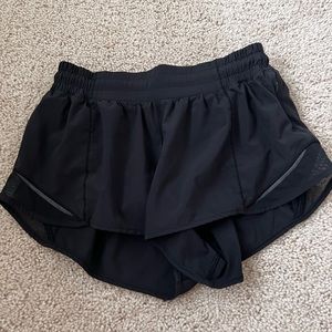 Lululemon Hotty Hot Low Rise Lined Shorts 2.5”